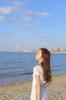 一边亲胸一边摸进内裤里